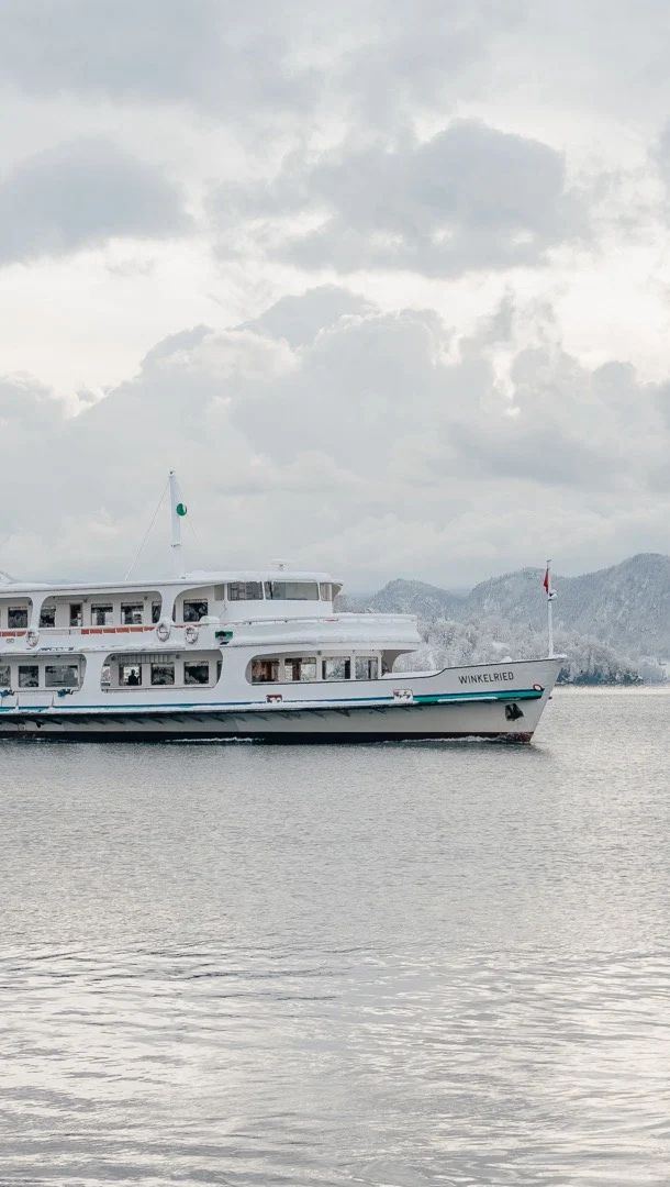 Cold morning, grey skies, and rowers drifting over Lake Lucerne with the calm of a waking world. Counting the days to the Lucerne Regatta. 🩵📸: Tamara Stalder @visitlucerne #lucerneregatta #rowing #rotsee #lucerne #lucerne2027